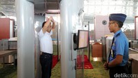 Direktur Angkasa Pura II Muhammad Awaluddin mengecek body Scanning di Terminal 3.
