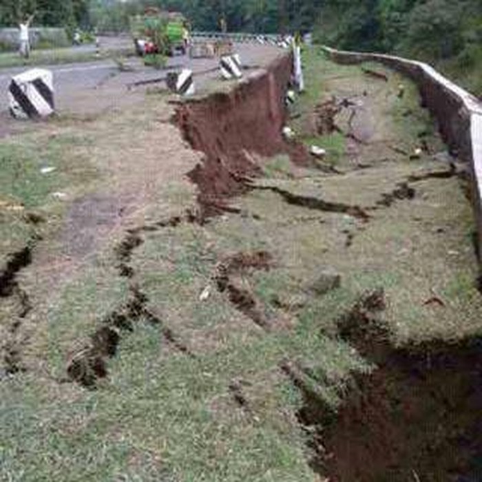 Jalur Cirebon-Kuningan Ambles Sepanjang 30 Meter