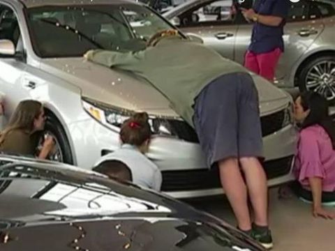 Wanita Ini Bawa Pulang Mobil Baru Setelah Menciumnya Selama 50 Jam