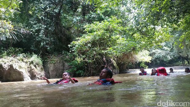 Serunya basah-basahan! (Tri/detikTravel)