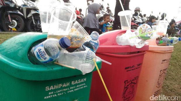Dipadati Warga, Kalijodo Tercemar Sampah hingga Parkir Liar