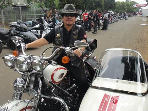 Bambang Gondrong bersama motor Harleynya.