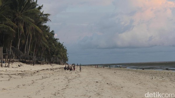 Jika sedang melancong ke Pulau Rote di Provinsi Nusa Tenggara Timur, biasanya warga lokal akan menyarankan Anda untuk bermalam di Pantai Nembrala. Tak salah memang.