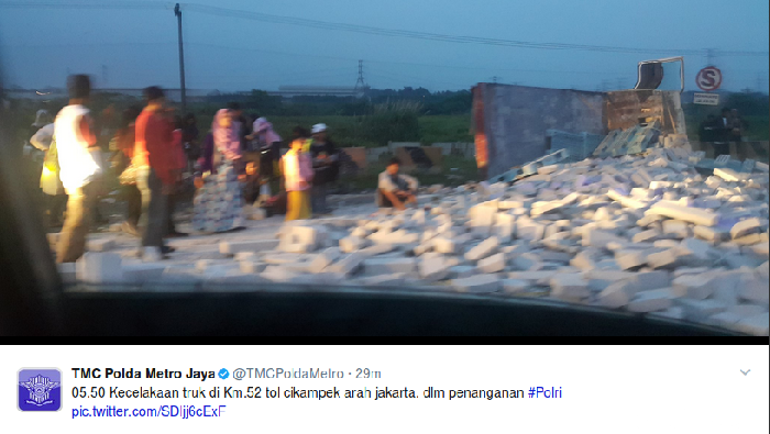 Bus dan Truk Kecelakaan di Km 52 Tol Cikampek-Jakarta, Lalin Macet