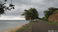 Jalan aspal ini sepertinya baru berumur 1-2 tahun dan tampak masih baru. Pantai ini menghadap ke arah matahari terbenam, jadi cocok banget untuk menikmati sunset (Fitraya/detikTravel)