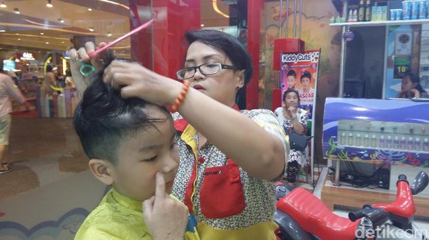 Yulia sudah berpengalaman sejak tahun 2001 menjadi barber woman.