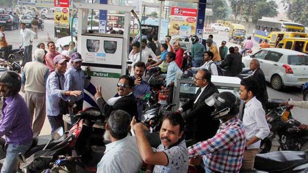 Diantar ke Rumah, Beli Bensin di India Tak Perlu Antre