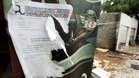 Surat pemberitahuan pembongkaran bangunan tertempel di sekitar lokasi.