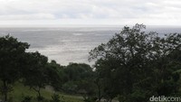 Pemandangan dari atas bukit Pantai Teluk Gurita. Nah, dari sini lautan tampak jelas dan indah. Seluruh area Teluk Gurita tampak jelas dari sini (Fitraya/detikTravel)