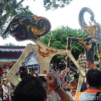 Serunya Grebeg Penjalin di Desa Wisata Kerajinan Rotan Sukoharjo