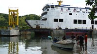 Teluk Gurita sebenarnya adalah pelabuhan kecil tempat menyeberang ke Alor. Ada KMP Pulau Sabu yang merupakan kapal ferry untuk menyeberang ke sana (Fitraya/detikTravel)