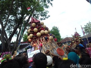 Serunya Grebeg Penjalin di Desa Wisata Kerajinan Rotan Sukoharjo