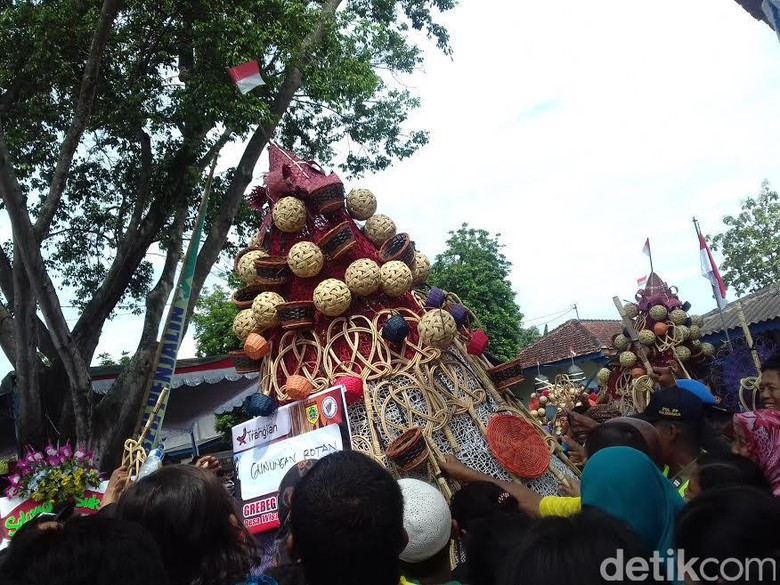 Serunya Grebeg Penjalin di Desa Wisata Kerajinan  Rotan  