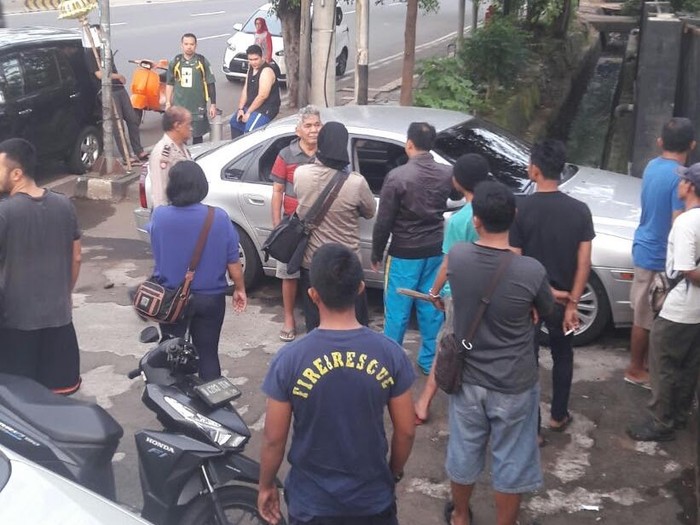 Diduga Mabuk, Pengendara Mobil Ini Seruduk Gerbang GOR Pulogadung