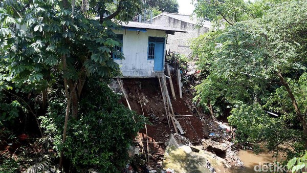 Longsor Intai Permukiman di Tepi Sungai Cilodong Depok