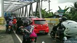 Penumpukan Kendaraan di Atas Jembatan Kretek
