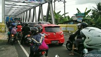 Penyebab kemacetan ini, karena penumpukan kendaraan di depan pintu masuk Tempat Pemungutan Retribusi (TPR) Induk Parangtritis. 