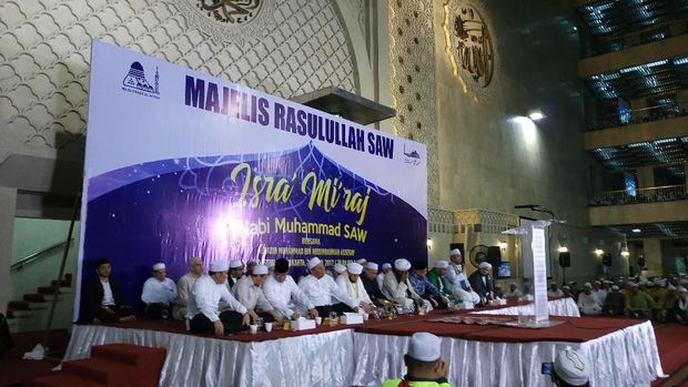 Anies dan Ustaz Yusuf Masnyur berbincang akrab.