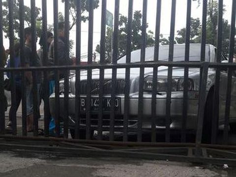 Diduga Mabuk, Pengendara Mobil ini Seruduk Gerbang Gor Pulogadung