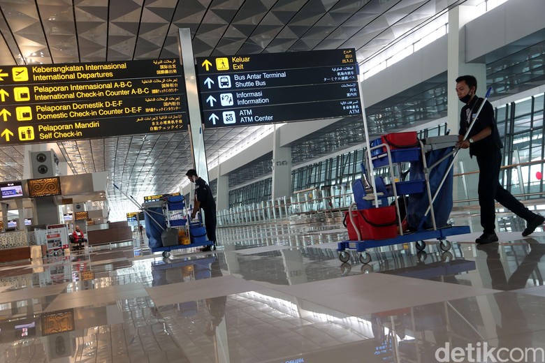 Atap Terminal 3 Bandara Soetta Bocor, Air Hujan Menggenangi Lantai Atap Terminal 3 Bandara Soetta Bocor, Air Hujan Menggenangi Lantai