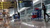 Beberapa pekerja membersihkan Terminal 3. Sebelumnya, Menhub Budi Karya Sumadi mengatakan pada 1 Mei 2017 pengoperasian penerbangan internasional Garuda Indonesia akan pindah ke Terminal 3 Bandara Soekarno Hatta.