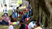 Pengunjung menggelar tikar sambil menikmati bekal yang dibawa.
