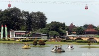 Sejumlah wahana yang ada di TMII seperti snow bay, keong mas, dunia air tawar, hingga hereta gantung dipadati pengunjung.