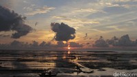 Sunset di Pantai Nembrala yang luar biasa indah. Latar matahari tenggelam berpadu dengan lanskap pantai yang tengah surut (Melisa/detikTravel)