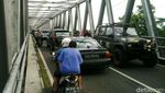 Penumpukan Kendaraan di Atas Jembatan Kretek