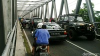 Kendaraan terjebak macet di atas Jembatan Kretek (Sungai Opak).