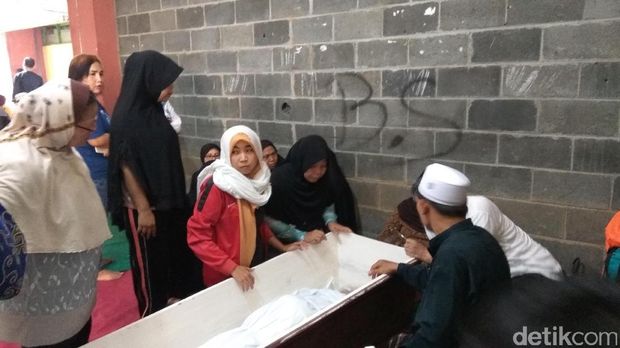 Jenazah Aditya di rumah duka.