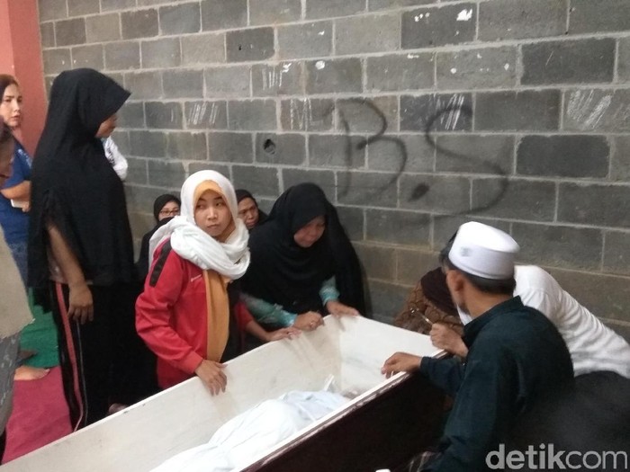 Tangis Keluarga Sambut Pendaki yang Tewas Tersambar Petir di Dieng