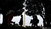 Warga mengisi libur panjang dengan berkunjung ke Taman Mini Indonesia Indah (TMII), Jakarta.