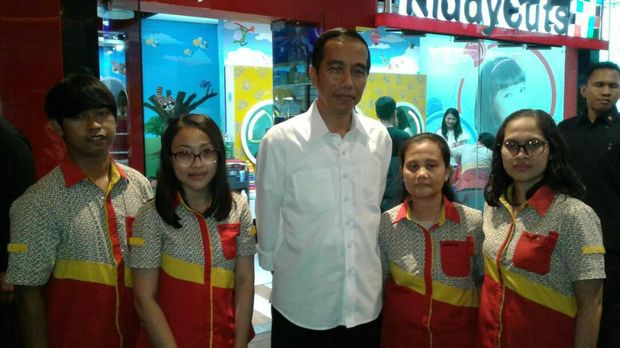 Cerita Saat Jokowi Temani Cucu Cukur Rambut di GI
