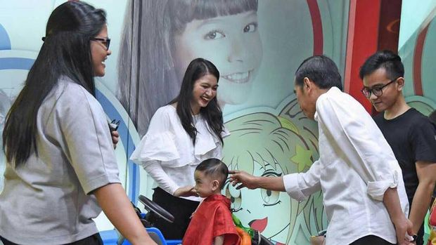 Jokowi saat menemani cucunya cukur rambut pada April lalu.