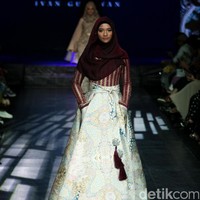 Koleksi Manjha Hijab by Ivan Gunawan mengangkat tema Romantic Hijab Culture di Jakarta Fashion & Food Festival 2017 di Ballroom Hotel Haris Lt.5, Kelapa Gading. Jakarta. [Foto: Mohammad Abduh/Wolipop]