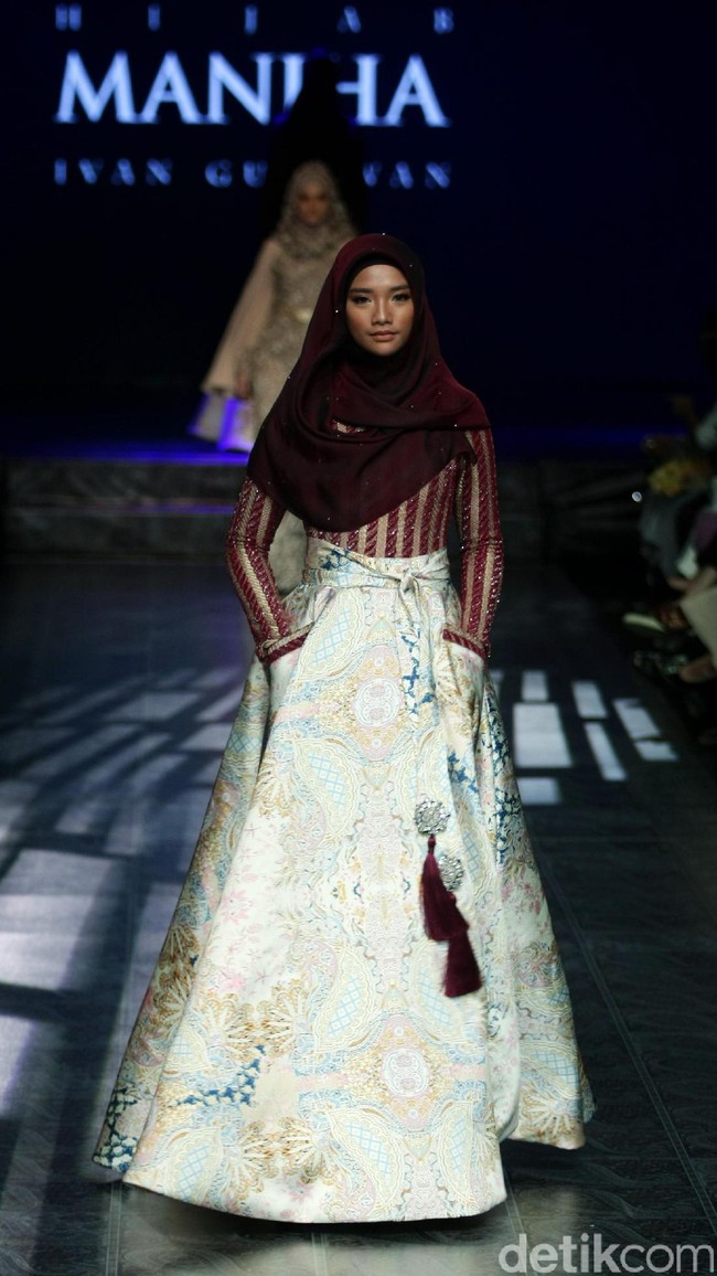 Koleksi Manjha Hijab by Ivan Gunawan mengangkat tema Romantic Hijab Culture di Jakarta Fashion & Food Festival 2017 di Ballroom Hotel Haris Lt.5, Kelapa Gading. Jakarta. [Foto: Mohammad Abduh/Wolipop]