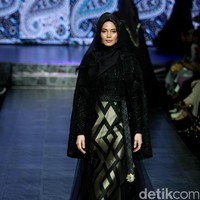 Koleksi Manjha Hijab by Ivan Gunawan mengangkat tema Romantic Hijab Culture di Jakarta Fashion & Food Festival 2017 di Ballroom Hotel Haris Lt.5, Kelapa Gading. Jakarta. [Foto: Mohammad Abduh/Wolipop]