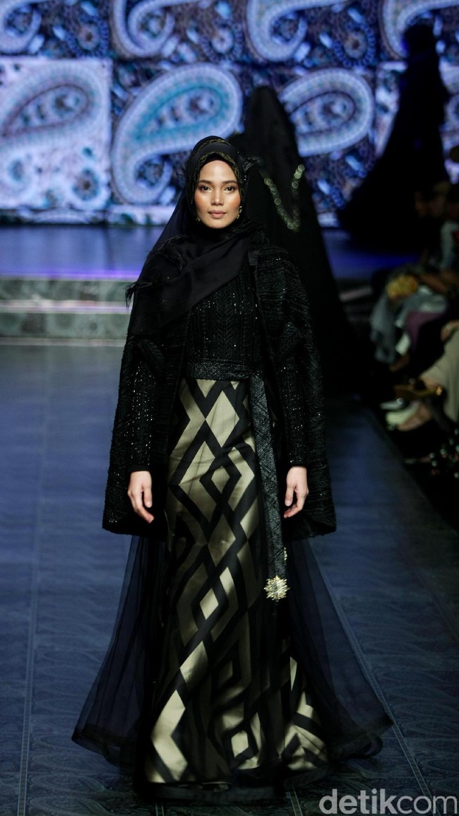 Koleksi Manjha Hijab by Ivan Gunawan mengangkat tema Romantic Hijab Culture di Jakarta Fashion & Food Festival 2017 di Ballroom Hotel Haris Lt.5, Kelapa Gading. Jakarta. [Foto: Mohammad Abduh/Wolipop]