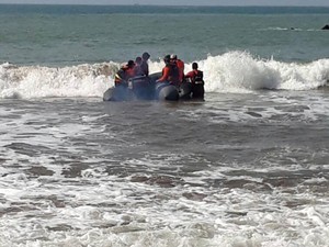 2 Warga Sukabumi Hilang Tergulung Ombak Karang Citarate