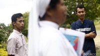 Gilang Rickat Trengginas (kanan) dan Dani Kurniawan (kiri) mengikuti program Sarjana Mendidik di Daerah Terdepan, Terluar, dan Tertinggal dan ditempatkan di Sekolah MGR Gabriel Manek, Dusun Lahurus, Desan Fatulotu Kecamatan Lasiolat, Atambua, NTT.