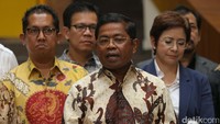 Sekjen DPP Partai Golkar Idrus Marham bersama pengurus DPP memberikan keterangan pers di Kantor DPP Partai Golkar di Jakarta, Selasa (25/4/2017).