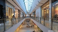 Aneka butik di Pacific Fair. Bagian tengah ini tampak megah dan mewah dengan atap kaca yang artistik (Fitraya/detikTravel)