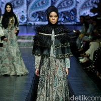 Koleksi Manjha Hijab by Ivan Gunawan mengangkat tema Romantic Hijab Culture di Jakarta Fashion & Food Festival 2017 di Ballroom Hotel Haris Lt.5, Kelapa Gading. Jakarta. [Foto: Mohammad Abduh/Wolipop]
