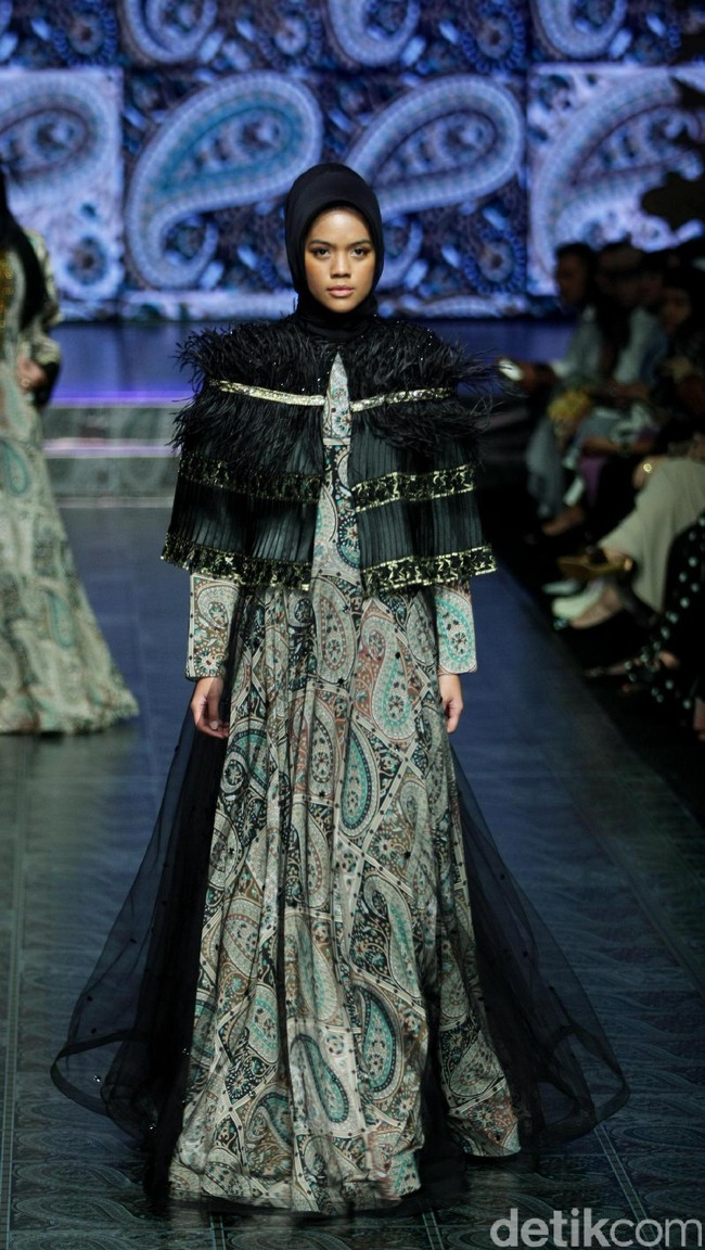 Koleksi Manjha Hijab by Ivan Gunawan mengangkat tema Romantic Hijab Culture di Jakarta Fashion & Food Festival 2017 di Ballroom Hotel Haris Lt.5, Kelapa Gading. Jakarta. [Foto: Mohammad Abduh/Wolipop]