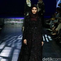 Koleksi Manjha Hijab by Ivan Gunawan mengangkat tema Romantic Hijab Culture di Jakarta Fashion & Food Festival 2017 di Ballroom Hotel Haris Lt.5, Kelapa Gading. Jakarta. [Foto: Mohammad Abduh/Wolipop]