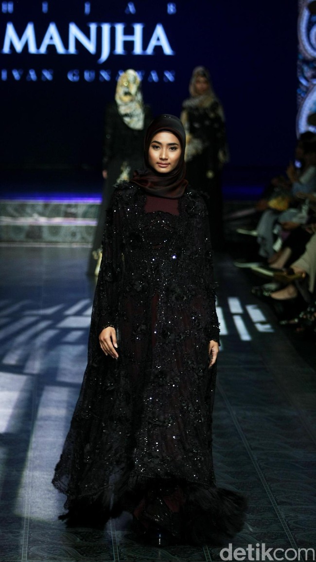 Koleksi Manjha Hijab by Ivan Gunawan mengangkat tema Romantic Hijab Culture di Jakarta Fashion & Food Festival 2017 di Ballroom Hotel Haris Lt.5, Kelapa Gading. Jakarta. [Foto: Mohammad Abduh/Wolipop]