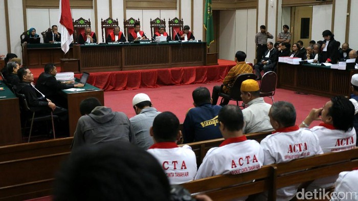 5 Orang Massa Kontra-Ahok Diminta Keluar dari Ruang Sidang