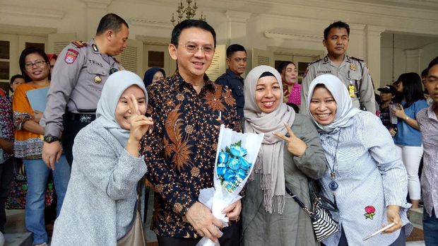 Warga yang berfoto dengan Ahok di Balai Kota. 