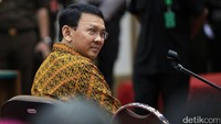 Ahok membacakan pleidoi dalam sidang lanjutan di Auditorium Kementan, Jl RM Harsono, Ragunan, Jaksel, Selasa (25/4/2017).
